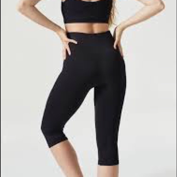 Hipster support crop leggings in black, size medium. - Picture 2 of 2